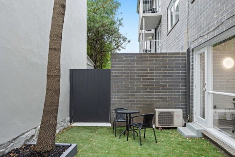 Refined 1-Bed Apartment With Garden Access - Whitsundays Accommodation 2
