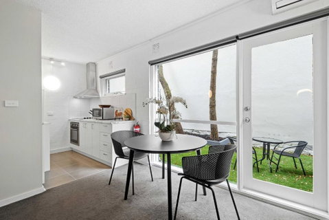 Refined 1-Bed Apartment With Garden Access - Whitsundays Accommodation 1