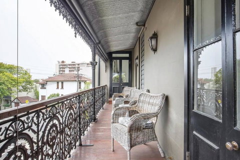 Refined Paddington Corner Terrace With Parking - Whitsundays Accommodation 3