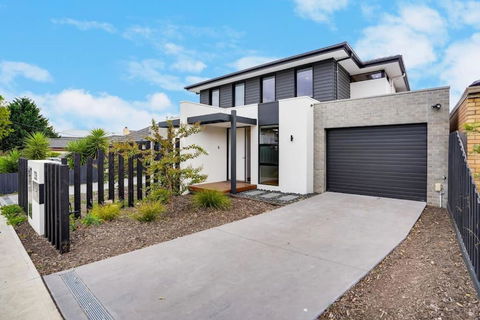 Relaxing Bentleigh Executive Family Getaway - Whitsundays Accommodation 1