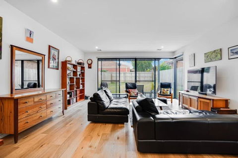 Relaxing Bentleigh Executive Family Getaway - Whitsundays Accommodation 2