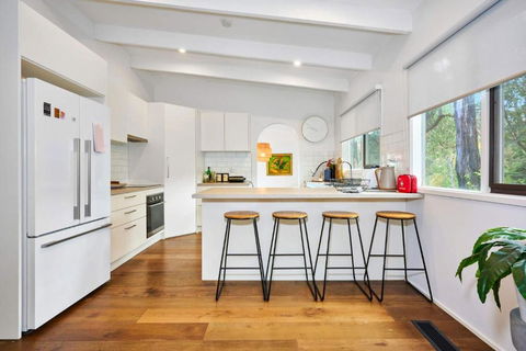 Renovated 5 Bedroom Retreat With Deck Fireplace - Whitsundays Accommodation 0