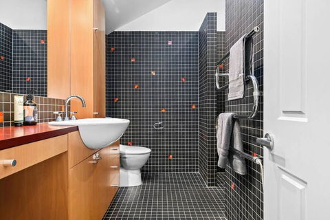 Renovated Brilliance In Bayside Albert Park - Whitsundays Accommodation 3