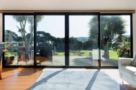 Retreat By The River - Views Wi-fi & Parking - Whitsundays Accommodation 3