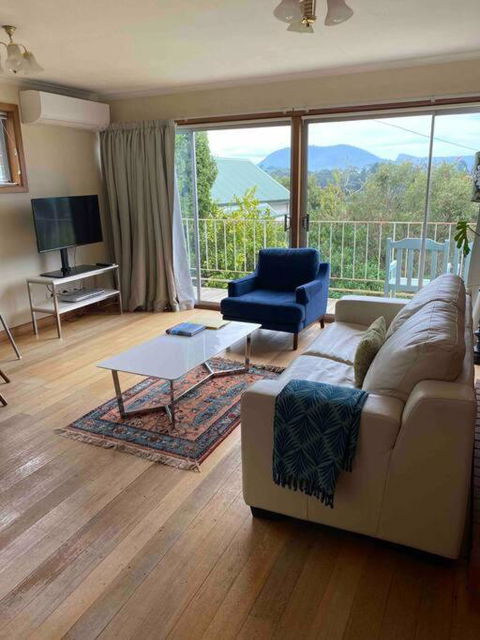 Retro Apartment Cornelian Bay - Water Views - Whitsundays Accommodation 1