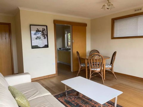 Retro Apartment Cornelian Bay - Water Views - Whitsundays Accommodation 3