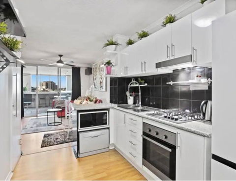 Retro Chic Vibes, Tropical Pool & Prime Location - Whitsundays Accommodation 3