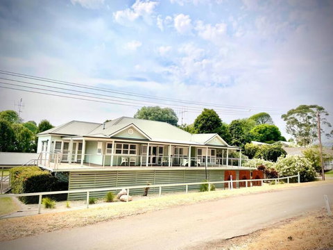 River Front On Hennessy - Whitsundays Accommodation 0
