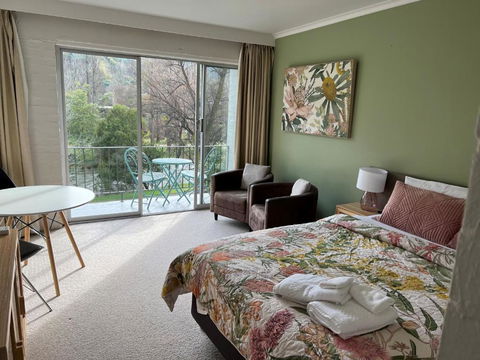 Riverbank Park MOTEL - Whitsundays Accommodation 1