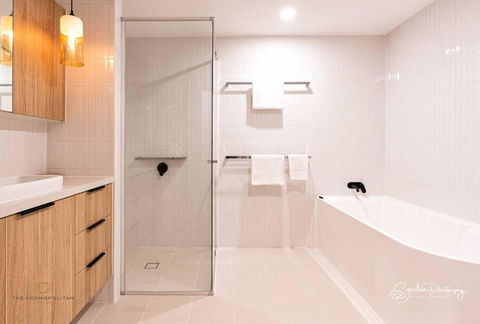 RIVERFRONT BREEZE @ The Cosmopolitan Unit10307 - Whitsundays Accommodation 1