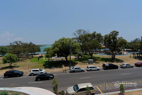 RIVERFRONT BREEZE @ The Cosmopolitan Unit10307 - Whitsundays Accommodation 2