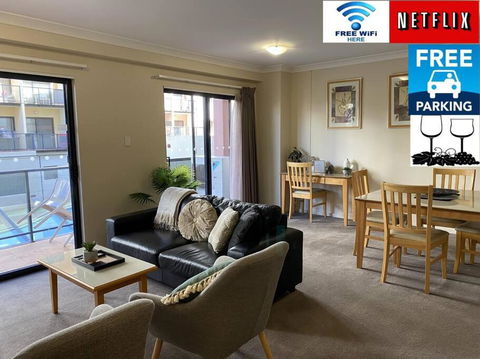 RIVERSIDE CITY VIEW PARKING NETFLIX WIFI WINE FREE - Whitsundays Accommodation 0