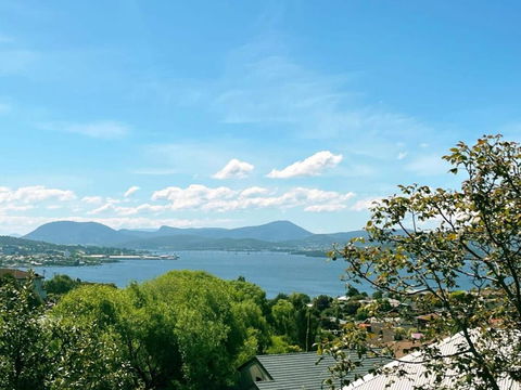 Riveting House With Incredible Water-view At SandyBay - Whitsundays Accommodation 2