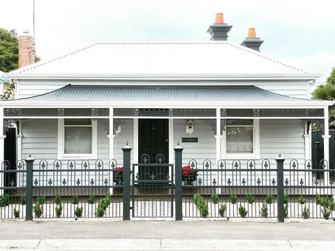 Saint Brides - Superior Boutique Accomodation - STEPS TO PAKINGTON STREET - Whitsundays Accommodation 0