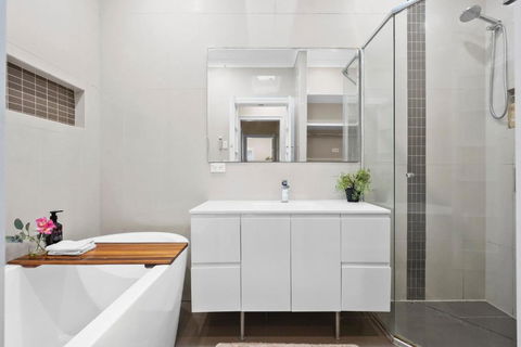 Room In Large Home 6 Min To CBD - Whitsundays Accommodation 3