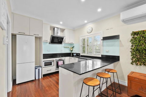 Room In Large Home 6 Min To CBD - Whitsundays Accommodation 2