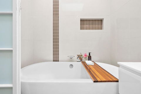 Room In Large Home 6 Min To CBD - Whitsundays Accommodation 1