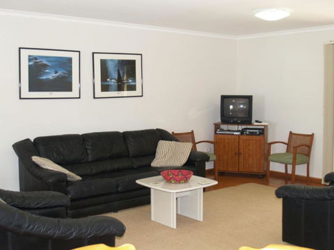 Rocky Beach Cottage 26 Pacific Drive - Whitsundays Accommodation 0