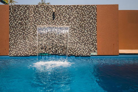 Rocky Resort Motor Inn - Whitsundays Accommodation 3