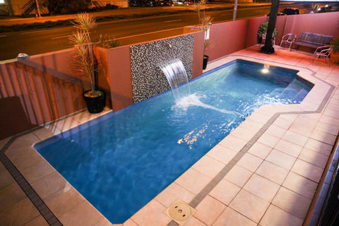 Rocky Resort Motor Inn - Whitsundays Accommodation 2