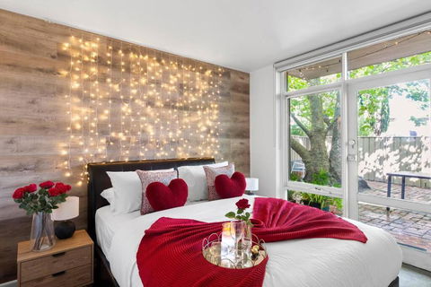 Romantic Retreat With Garden - Whitsundays Accommodation 0