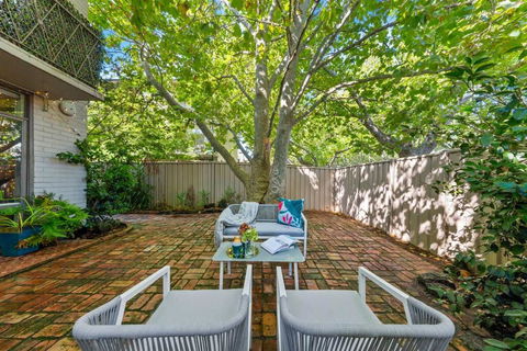Romantic Retreat With Garden - Whitsundays Accommodation 1