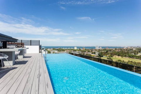 Rooftop Infinity Pool - St Kilda Luxury - Whitsundays Accommodation 0