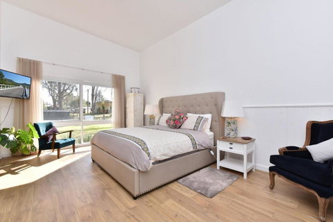 Rose Cottage Studio Romantic Or Solo Getaway. Spa, Games Room - Whitsundays Accommodation 2