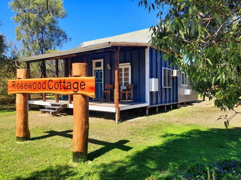 Rosewood Cottage -Entire 2 Bedroom Home With Netflix & WiFi - Whitsundays Accommodation 1