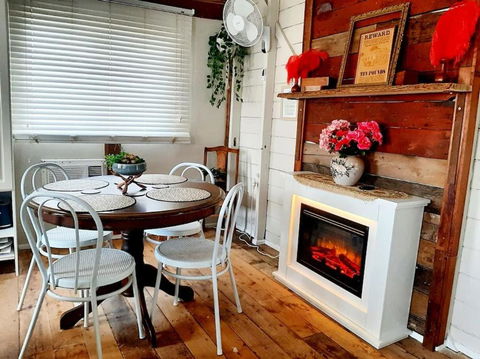 Rosewood Cottage -Entire 2 Bedroom Home With Netflix & WiFi - Whitsundays Accommodation 2