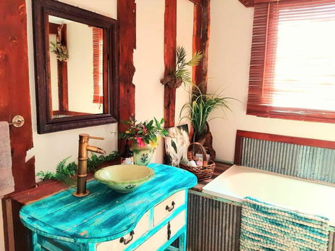 Rosewood Cottage -Entire 2 Bedroom Home With Netflix & WiFi - Whitsundays Accommodation 3