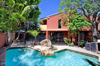 Ross Cres Spacious Private Beach House with Whitsundays Accommodation