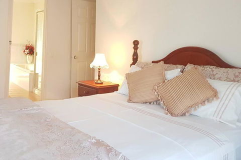 Roxy - A Spacious Cosy Getaway - Near Mel Airport - Whitsundays Accommodation 0