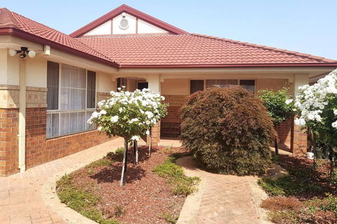 Roxy - A Spacious Cosy Getaway - Near Mel Airport - Whitsundays Accommodation 1