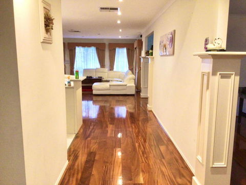 Roxy - A Spacious Cosy Getaway - Near Mel Airport - Whitsundays Accommodation 3