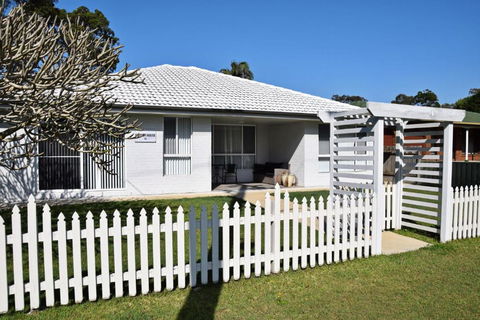 Rudder House - Whitsundays Accommodation 0