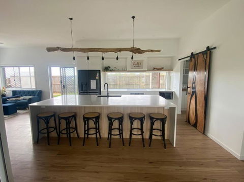 Rules Beach House QLD 4674- Opt 2 - 3BDR Unit, 2BR - Whitsundays Accommodation 0