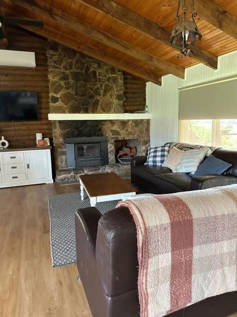 Rustic Retreat: The Lodge Lurg Sanctuary - Whitsundays Accommodation 3