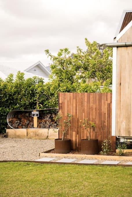 Rustic Tiny House Cottage - Whitsundays Accommodation 2