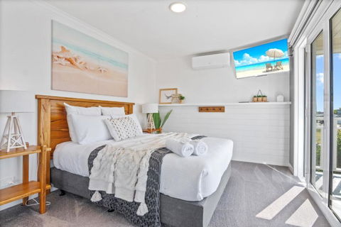SALTAIR Beach House Right In Town - Whitsundays Accommodation 1