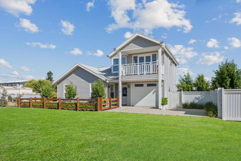 SALTAIR Beach House Right In Town - Whitsundays Accommodation 0
