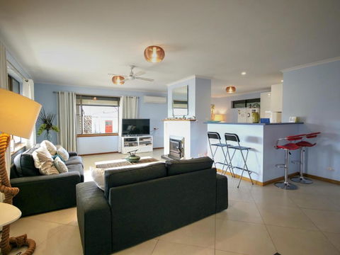 Salty Air Apartments Kingscote Kangaroo Island - Whitsundays Accommodation 3