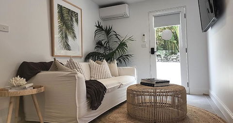 SALTY PALMS -Seaside Studio Apartment - Whitsundays Accommodation 3