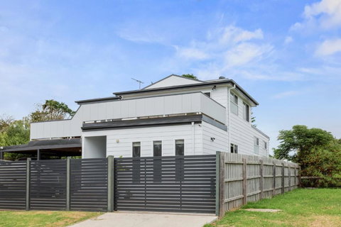 Sanctuary Lodge By Ready Set Stay - BYO LINEN & TOWELS - Whitsundays Accommodation 2