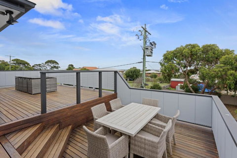 Sanctuary Lodge By Ready Set Stay - BYO LINEN & TOWELS - Whitsundays Accommodation 3