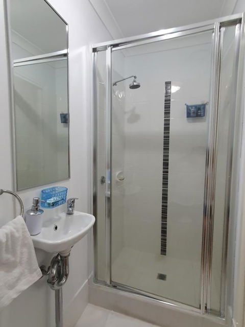 Sandalwood Guest Room - Whitsundays Accommodation 3