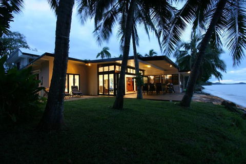 Sandcastle Retreat - Absolute Cairns Beachfront - Whitsundays Accommodation 2