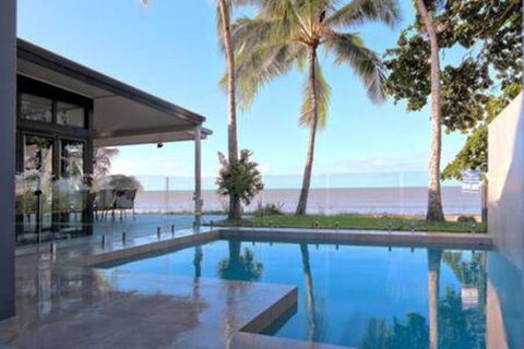 Sandcastle Retreat - Absolute Cairns Beachfront - Whitsundays Accommodation 0