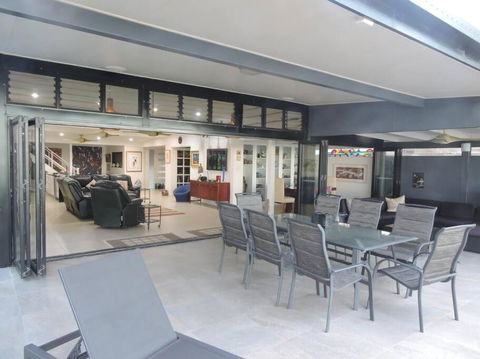Sandcastle Retreat - Absolute Cairns Beachfront - Whitsundays Accommodation 3