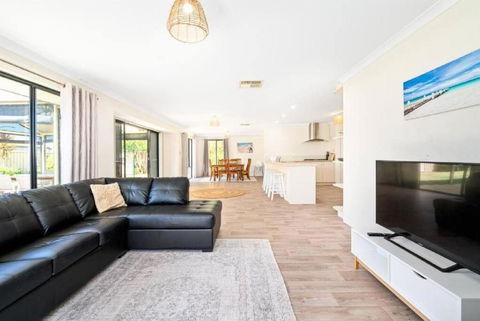 Sandpiper House - Family & Pet Friendly - Whitsundays Accommodation 2